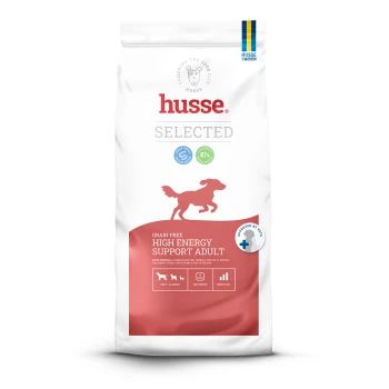 Eine Tüte Husse Opus Farm Hundefutter, mit einer getreidefreien Formel, mit einem Cartoon-Hundelogo, das "84% tierisches Protein" und "38% Protein" angibt.