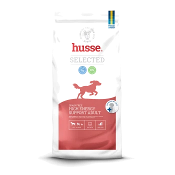 Eine Tüte Husse Opus Farm Hundefutter, mit einer getreidefreien Formel, mit einem Cartoon-Hundelogo, das "84% tierisches Protein" und "38% Protein" angibt.