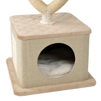Ein beiges und cremefarbenes Katzenhaus mit einer weichen, gesteppten Oberseite, das einen runden Eingang und ein plüschiges Innere hat, gekrönt von einem Kratzbaum.