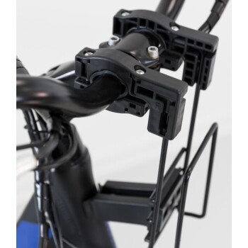 Nahaufnahme eines Fahrradlenkers mit schwarzen Kunststoffgriffen und einer Metallkorbhalterung, die den Befestigungsmechanismus zeigt.