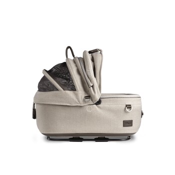 Ein stilvoller beiger Haustierträger mit einem Netzoberteil, mit einem Reißverschlussfach und einem Logo-Schild, entworfen für Komfort und Bequemlichkeit.