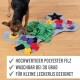 Ein Hund erkundet eine bunte Filzpuzzle-Matte für Leckerlis und zeigt deren Qualität, Waschbarkeit bei 30 Grad und Eignung für kleine Leckerlis.