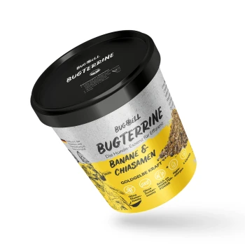 Behälter mit Bugterrine Hundefutter mit Banane und Chiasamen, mit einem schwarzen Deckel und gelbem Etikett, das natürliche Zutaten hervorhebt.