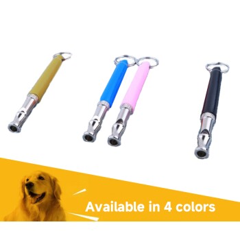 Vier Hundepfeifen in Gelb, Blau, Pink und Schwarz, mit einem Bild eines Golden Retrievers und dem Text "Erhältlich in 4 Farben" am unteren Rand.