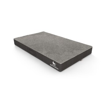 Graue Haustiermatratze mit einer weichen, flauschigen Oberseite und einer dunklen Stoffseite, mit dem Logo "KNUFFELWUFFF".