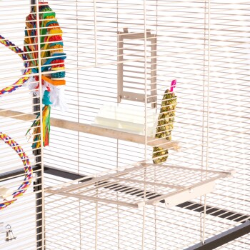 Bunte Vogelspielzeuge und eine Futterstelle in einem geräumigen Metallvogelkäfig mit horizontalen Stangen und einer herausnehmbaren Schublade.