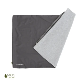 Grau und hellgraue Haustierdecke mit einem Reißverschluss, mit dem 'Doctor Bark'-Logo und einem 'Green Label'-Emblem.