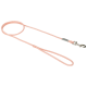 Eine hellrosa Hundeleine aus geflochtenem Material, mit einem silbernen Metallclip zur Befestigung und einem Schlaufenhandgriff für den Halt.