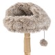 Panier pour chat beige duveteux avec un poteau en bois enveloppé de corde de sisal et un jouet pompon suspendu.