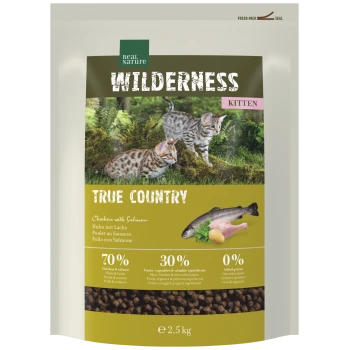 Beutel Real Nature Wilderness Kittennahrung 'True Country' mit zwei Kätzchen, Bildern von Huhn und Lachs, 70 %/30 %/0 % und 2,5 kg.