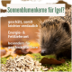 Eine Nahaufnahme eines Igels auf moosigem Boden, umgeben von Herbstblättern. Der Text darüber lautet "FÜR JUNG UND ALT TIERE".