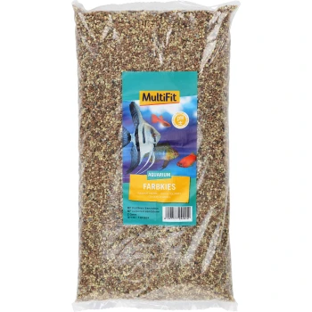Eine durchsichtige Plastiktüte, gefüllt mit mehrfarbigem Aquarienkies, beschriftet mit "MultiFit Aquarium Farbkies", mit Bildern von Fischen und einem pH-neutralen Symbol.
