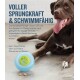 Ein verspielter brauner Hund liegt neben einem blauen und grünen Orbee-Tuff-Spielzeug auf einer hellen Oberfläche und zeigt seine Schwimmfähigkeit für Wasser- und Landspiele.