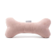 Ein weiches, pinkfarbenes, knochenförmiges Haustierspielzeug mit einer strukturierten Stoffoberfläche, mit einem kleinen Etikett in der Mitte.