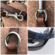Nahaufnahmen von verschiedenen Hundeleinenclips und -ringen, die Metallbeschläge und Lederdetails auf einem strukturierten Stein-Hintergrund zeigen.