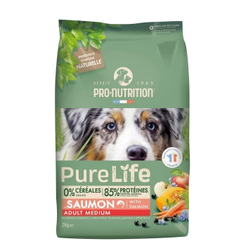 Pro-Nutrition PureLife Adult Medium Hundefutter-Tüte mit Lachs; Nahaufnahme eines Hundegesichts; Beschriftungen: '0% céréales', '85% protéines', 2 kg.