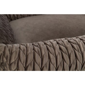 Nahaufnahme eines plüschigen, geflochtenen Haustierbettes in sanftem Braun, das seinen strukturierten Stoff und das gemütliche Design zeigt.