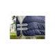 Nahaufnahme eines Pferdes, das eine marineblaue gepolsterte Decke mit LeMieux- und ARIKA-Branding trägt, vor einem verschwommenen grünen Hintergrund.