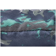 Nahaufnahme eines weichen, strukturierten Stoffes in einem blau-grünen Camouflage-Muster, das seine plüschige Oberfläche und die Nähte zeigt.
