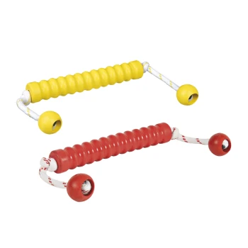 Dog Activity Mot-Long Zwei bunte Hundespielzeuge: ein gelber und ein roter Gummistick mit strukturierten Griffen und befestigten Seilen, entworfen für Spiel und Ziehen.