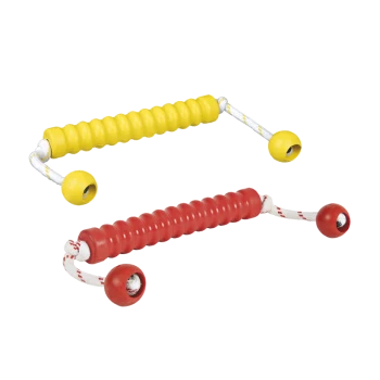 Zwei bunte Hundespielzeuge: ein gelber und ein roter Gummistick mit strukturierten Griffen und befestigten Seilen, entworfen für Spiel und Ziehen.