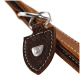 Eine Nahaufnahme einer braunen Lederleine für Hunde mit einem silbernen Metallschild, das mit "HUNTER" und "JUCHTEN" geprägt ist, und feiner Naht.