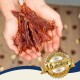 Hände halten Streifen von getrocknetem Fleisch mit einem Abzeichen, das besagt: "Bewährte Qualität seit über 15 Jahren - Best Quality."
