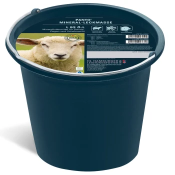 Ein dunkelblauer Eimer mit der Aufschrift "PANTO MINERAL-LECKMASSE" für Schafe, Ziegen und Wildtiere, mit einem Nahaufnahmebild eines Schafsgesichts.
