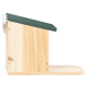 Holzhaustierhaus mit grünem schrägen Dach, das eine natürliche Holzoberfläche und einen flachen Boden hat.
