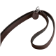 Braune Lederhundeleine mit einem silbernen Ring und einem Anhänger mit einer Hundesilhouette.