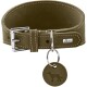 Olivfarbenes Lederhalsband mit abgesteppten Kanten, Metallschnalle und D-Ring, rundem geprägtem Anhänger und Metall-Logoplatte mit der Aufschrift „HUNTER“.