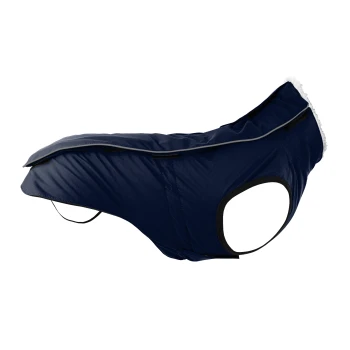 Marineblauer Hundemantel mit einer weichen weißen Fütterung, mit einem Reißverschluss und Öffnungen für die Beine des Hundes.