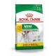 Sac de nourriture pour chiens Royal Canin Mini Adult, 9 kg, avec un design vert et blanc, portant la mention '8 KG + 1 KG GRATUIT' et les avantages nutritionnels listés.