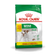 Sac de nourriture pour chiens Royal Canin Mini Adult, 9 kg, avec un design vert et blanc, portant la mention '8 KG + 1 KG GRATUIT' et les avantages nutritionnels listés.