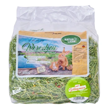 Klare Plastiktüte mit 500g "Wesenheu" Haustierheu, mit Bildern eines Kaninchens und Meerschweinchen, gekennzeichnet als natürlich, staubfrei und aromatisch.