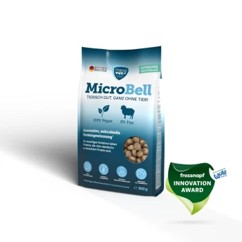 Eine Tüte MicroBell-Hundefutter, beschriftet mit "100% Vegan, 0% Tier," mit einem blauen Design und Schaf-Icon, das die Proteinextraktion und Ernährung betont.