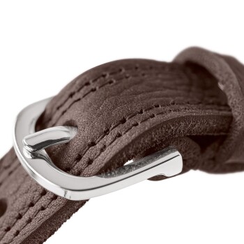 Nahaufnahme eines braunen Leder-Halsbands für Haustiere mit einer silbernen Metallschnalle, das detaillierte Nähte und Textur zeigt.