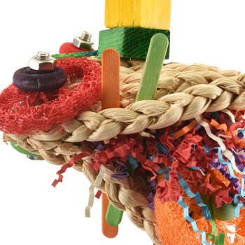 Buntes Haustier-Kauspielzeug aus geflochtenen Naturfasern, verziert mit Holzblöcken, bunten Stäben und zerknülltem Papier.