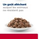 Bol de nourriture pour animaux avec une texture brillante, accompagné du texte "Un goût alléchant auquel les animaux ne résistent pas."