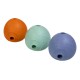 Drei bunte Hundespielzeuge: ein orangefarbener, ein mintgrüner und ein lavendelfarbener Ball, jeder mit einer strukturierten Oberfläche und einem Loch, beschriftet mit "RUFFWEAR."