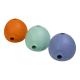 Drei bunte Hundespielzeuge: ein orangefarbener, ein mintgrüner und ein lavendelfarbener Ball, jeder mit einer strukturierten Oberfläche und einem Loch, beschriftet mit "RUFFWEAR."