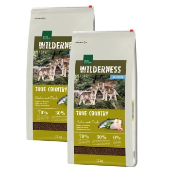Zwei 12 kg Säcke Real Nature Wilderness Junior Hundefutter, mit Wolfwelpen auf dem Etikett. Höhepunkte: '70% Fleisch, 30% Früchte & Gemüse, 0% Getreide.'