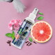 Eine Sprühflasche mit der Aufschrift 'Z-SPRAY', umgeben von Illustrationen von Zitrone, Teebaumöl, Nelkenblütenöl, Basilikumöl und Vitamin B1.
