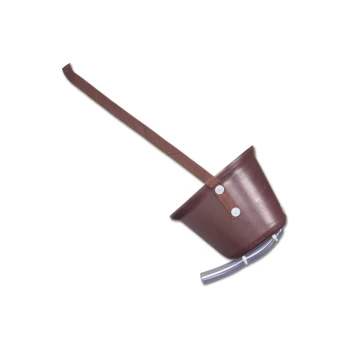 Brausschüssel für Haustiere mit einem Riemen und einem klaren Schlauch, entworfen für einfaches Füttern.