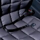 Schwarze Autositzabdeckung für Haustiere mit einer Sicherheitsleine, ausgestattet mit einem Metallclip und einem gepolsterten, gesteppten Design.