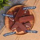 Ein Holzbrett hält mehrere Streifen Hundesnacks, beschriftet mit den Texten: "Hundesnack", "gut verträglich", "schmackhaft" und "wenig Fett."