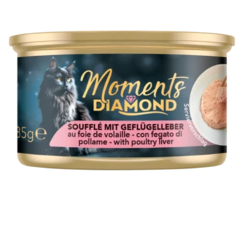 Katzenfutterdose mit einem schwarzen Katzenbild, beschriftet mit "Moments Diamond," mit "Soufflé mit Geflügelleber" und "mit Geflügelleber."