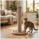 Getigerte Katze neben hohem Sisal-Kratzbaum mit hängendem Feder-Spielzeug auf rundem Sockel in einem sonnendurchfluteten Wohnzimmer.