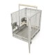 Ein geräumiger, grauer Metallvogelkäfig mit einer Holzstange, zwei Futternäpfen aus Edelstahl und einer offenen Tür.
