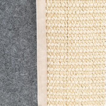 Eine Nahaufnahme einer Haustiermatte mit einer gewebten beigen Oberfläche und einer grauen Filzunterseite, umrandet mit einem leichten Stoffrand.